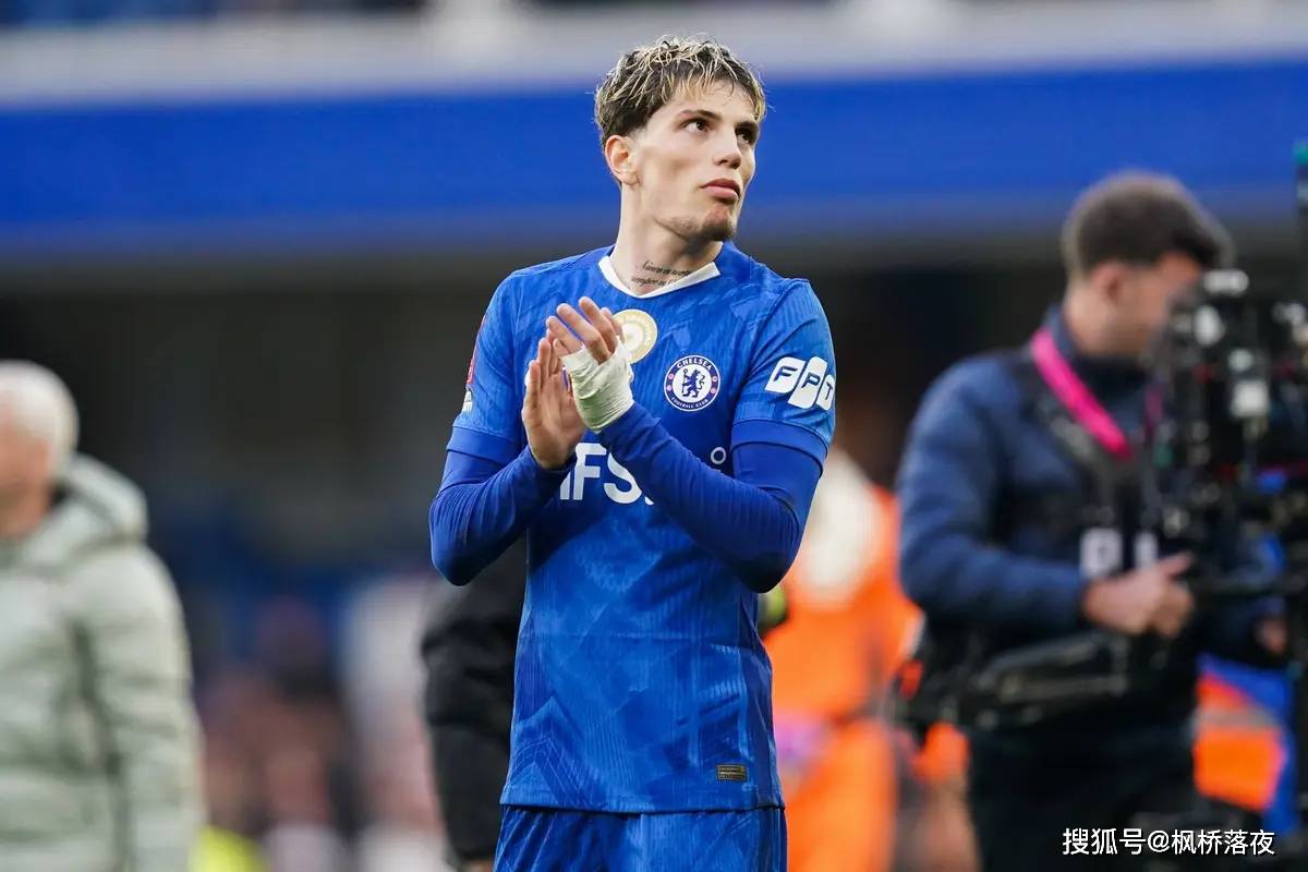 40 ล้านที่จะสูญเสีย? ในเวลาเดียวกัน เขาถูกไม่ชอบโดยแมนเชสเตอร์ ยูไนเต็ด และเชลซี และบาร์ตก็ฉีกใบมะเดื่อสุดท้ายของกานาโจ!_player_teammate_in พรีเมียร์ลีก