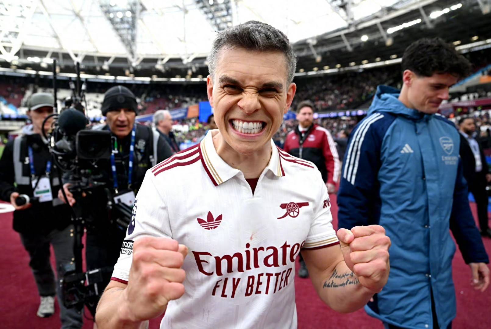2-0! 1-0! ค่ำคืนที่บ้าคลั่งในฟุตบอล: บาร์เซโลนาเอาชนะเรอัล มาดริด ได้แชมป์ อาร์เซนอล จะเป็นตำนานที่ยาก