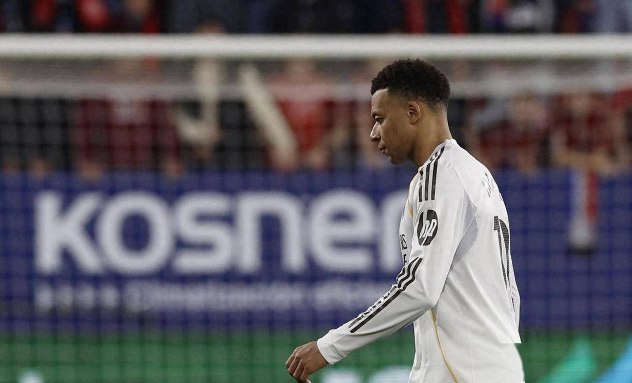 นักข่าวบุกข่าว: หลังจากที่เรอัล มาดริดแพ้บาเยิร์น จิตใจของ Mbappe ไม่ได้อยู่ในสโมสรอีกต่อไป มีเพียงทีมชาติฝรั่งเศส_training_fan_leave
