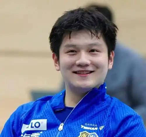 ในศึกสุดท้ายของการอยู่ในมหาสมุทร เงินเดือนของ บุนเดสลีกา ของฟาน เจินตง และแชมเปี้ยนส์ลีก คืออะไร _Finals_Salbrucken_Season