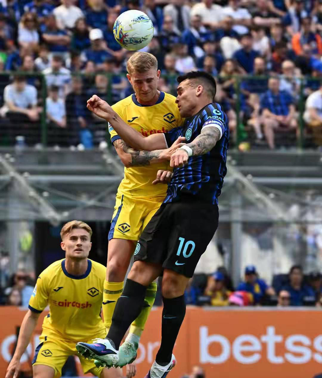 สีน้ำเงินเข้มของ San Siro: Inter Milan แสดงให้เห็นถึงพลังของเทคโนโลยีและการต่อสู้ในการต่อสู้กับ Verona_Player_Leader_Defense