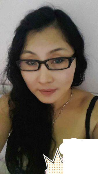 人妻自己穿上開檔絲襪等著挨操 (15P)