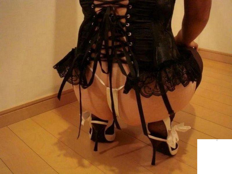千呼萬喚始出來的21歲三坑少女 (32P)