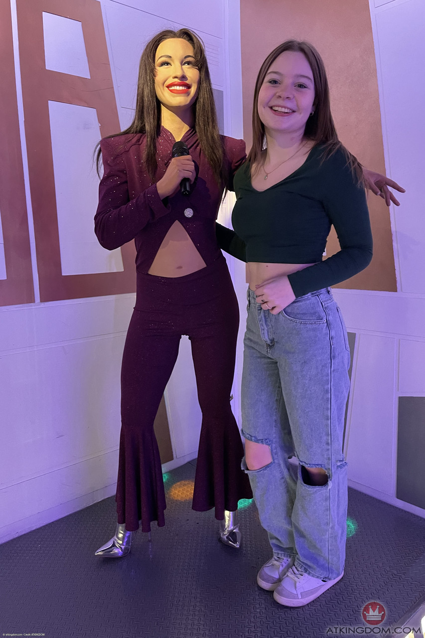 业余小女友 Adrianna Jade 暴露她的小穴、大屁股和奶子