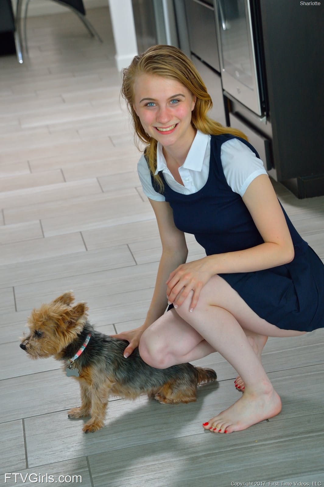 娇小的女学生Sharlotte穿着制服，弯腰在外面裸露上身。