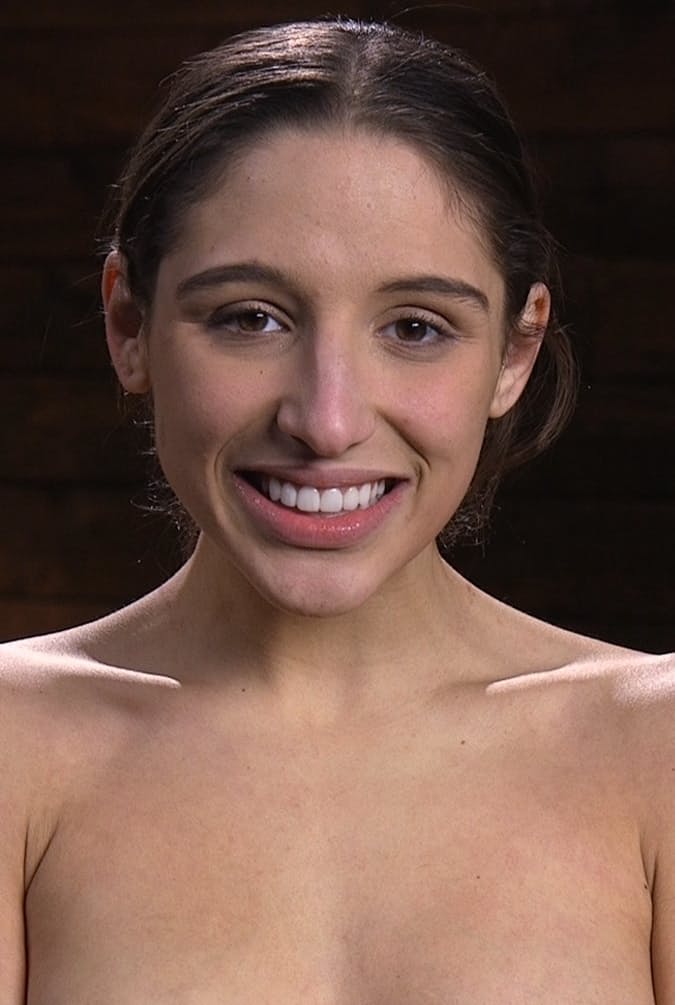 黑发美女阿贝拉-丹吉尔(Abella Danger)在束缚中被按摩棒惩罚