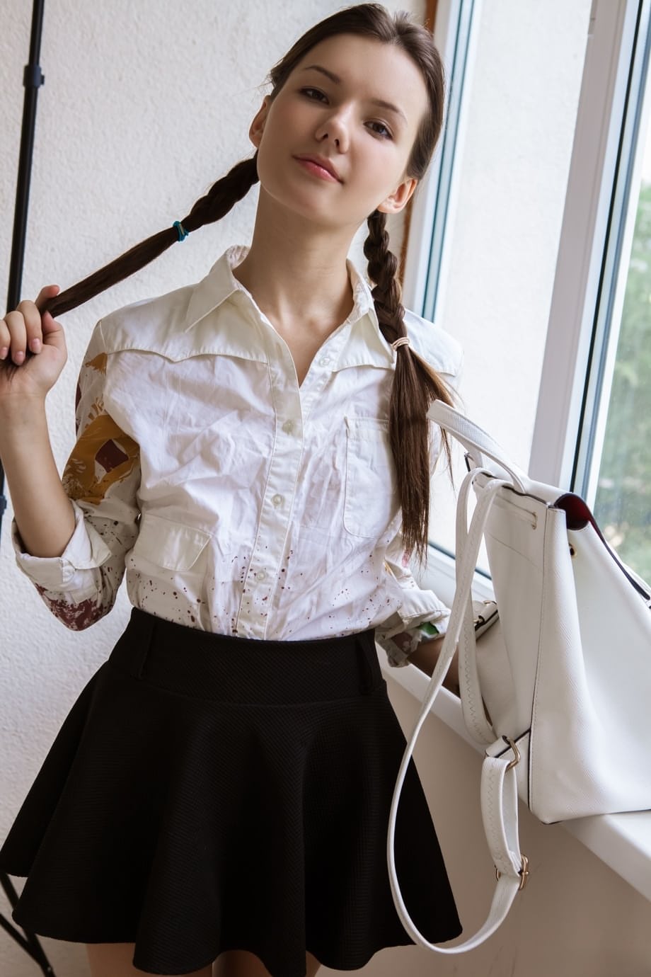 漂亮女孩 Iva 在厨房脱光衣服,露出毛茸茸的胯部