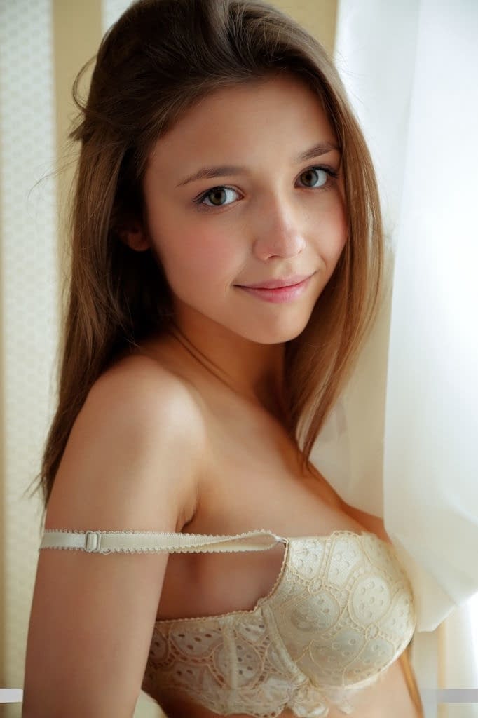 身材娇小的少女米拉-阿苏尔(Mila Azul)在露出光秃秃的阴部之前,揭开了天然大奶子的神秘面纱