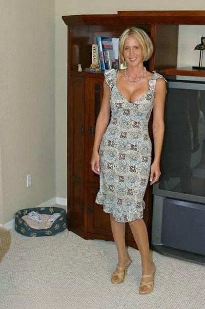 可爱的金发碧眼的家庭主妇Desirae Spencer展示了她极好的火辣身材,在非常前