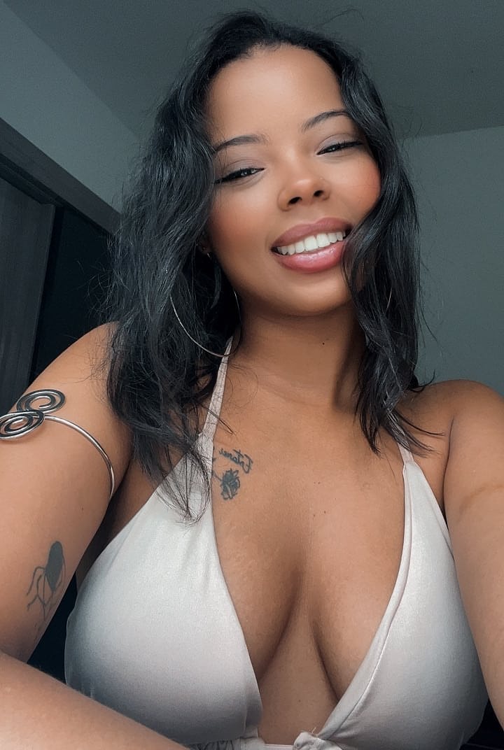 OnlyFans辣妹拉丁裔玛丽安娜(Marianaa)在一段合集视频中展示了她的深V领口和丰臀