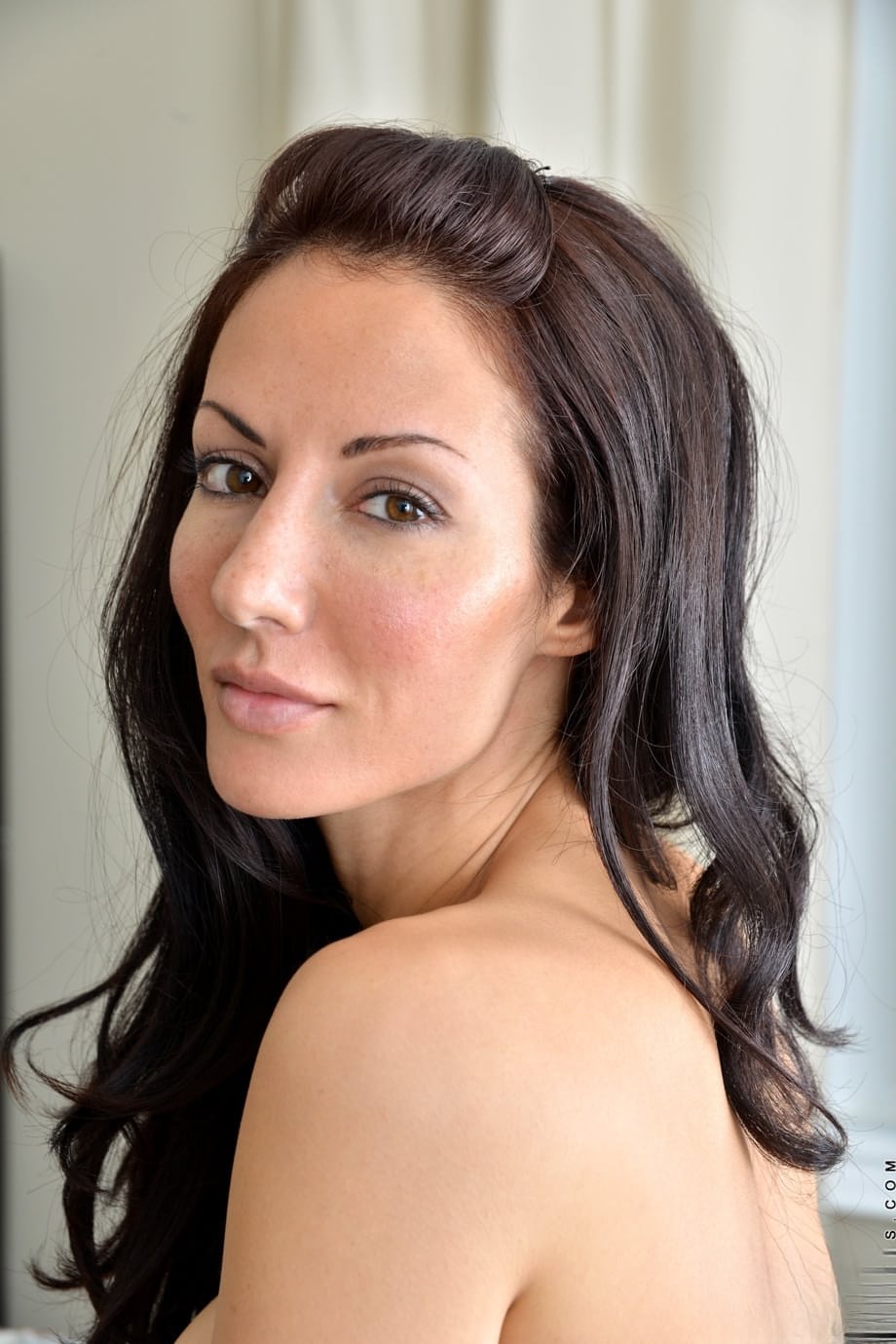 穿着诱人内衣的淫荡少妇奥利维亚-贝尔(Olivia Bell)在床上露出她的乳房